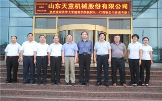 清華大學(xué)建筑設(shè)計(jì)研究院副院長(zhǎng)、研究員侯建群蒞臨